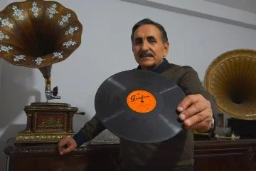Bursa'da ahşaptan yaptığı gramofonlarla evini müzeye çevirdi