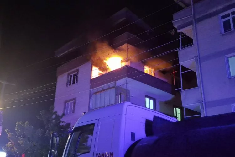 Bursa'da alev alev yanan evini görünce gözyaşlarına boğuldu!