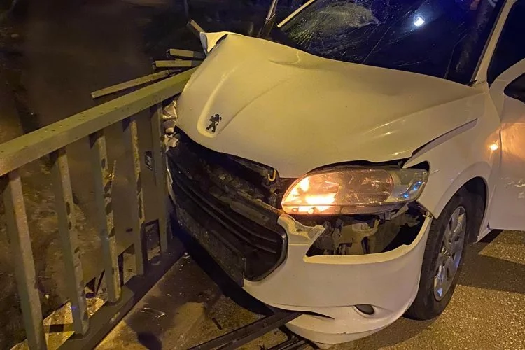 Bursa'da alkollü sürücü, köprü korkuluklarına çarptı! 1 ölü, 1 yaralı