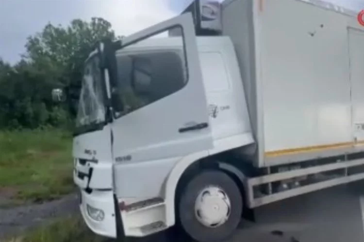 Bursa'da ani fren yapan kamyona 2 araç çarptı: 1 yaralı