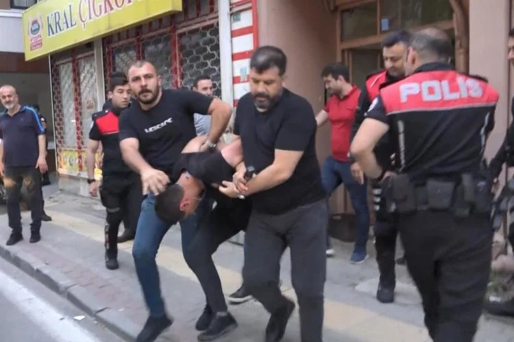 Bursa'da babasına bıçakla saldırdı! Biber gazıyla etkisiz hale getirildi