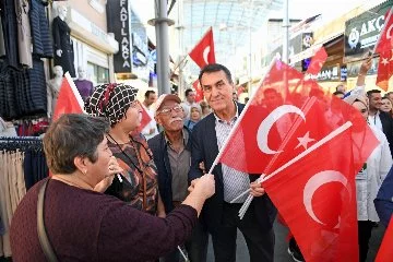 Bursa'da Başkan Dündar'dan çarşı esnafına Türk Bayrağı