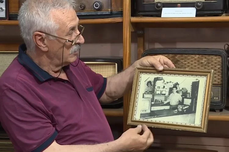 Bursa'da çalışır duruma getirdiği 100'den fazla eski radyodan koleksiyon oluşturdu