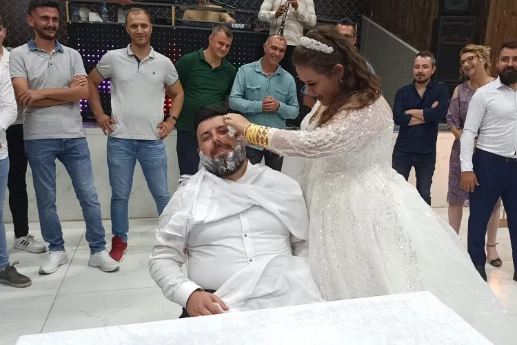 Bursa'da düğünde berber damada gelinden sakal tıraşı