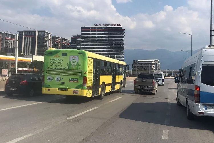Bursa'da duraktan yolcu almayan belediye otobüsü vatandaşı isyan ettirdi! Binlerce şikayet...