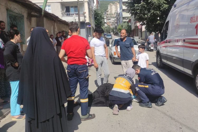 Bursa'da eşi ve çocuğunun gözü önünde otomobil çarptı