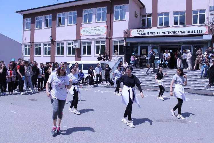 Bursa'da gençler 19 Mayıs'ı coşkuyla kutladı