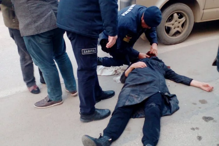 Bursa’da hareket halindeki araçtan düşen kadın yaralandı
