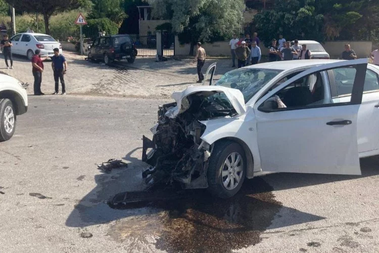 Bursa'da iki otomobil çarpıştı! Yaralılar var...