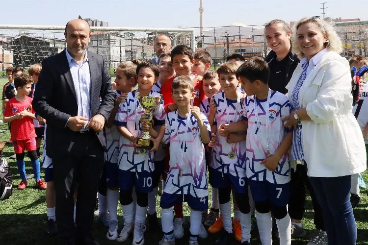Bursa'da 'İlkokul Futbol Şenliği’nde kupalar sahiplerini buldu