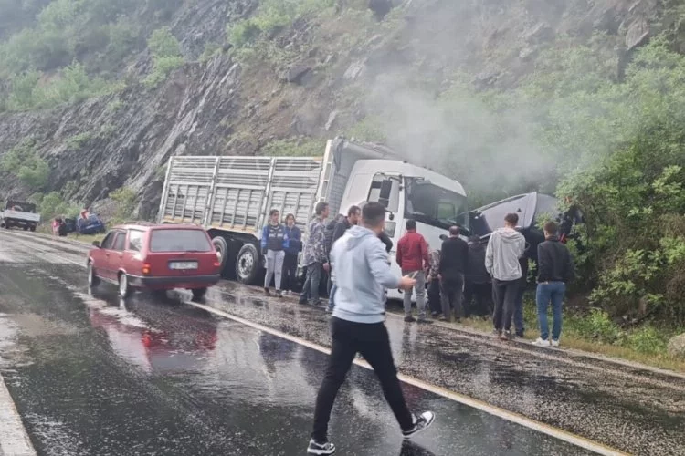 Bursa'da, kamyonun çarptığı cipteki anne ile oğlu hayatını kaybetti