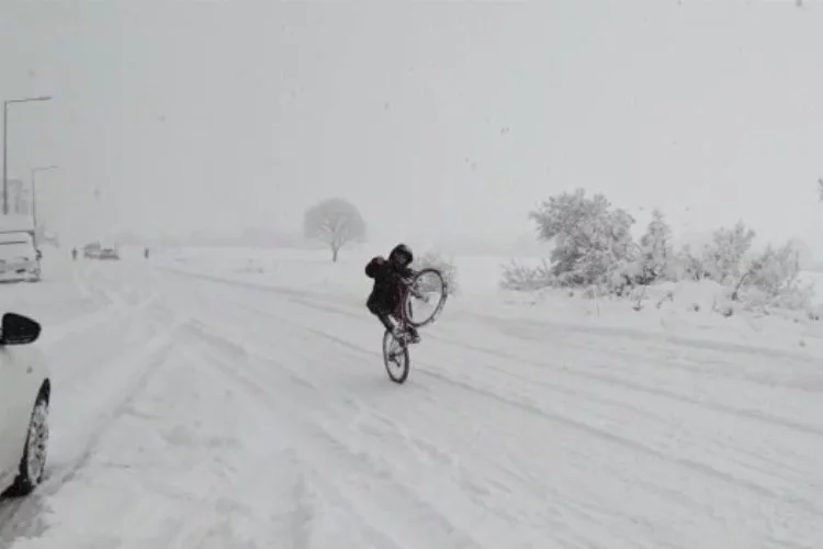 Bursa'da kar üzerinde bisikletle akrobasi yaptı