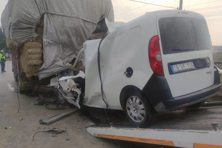 Bursa'da kaza! Hafif ticari araç kamyona çarptı