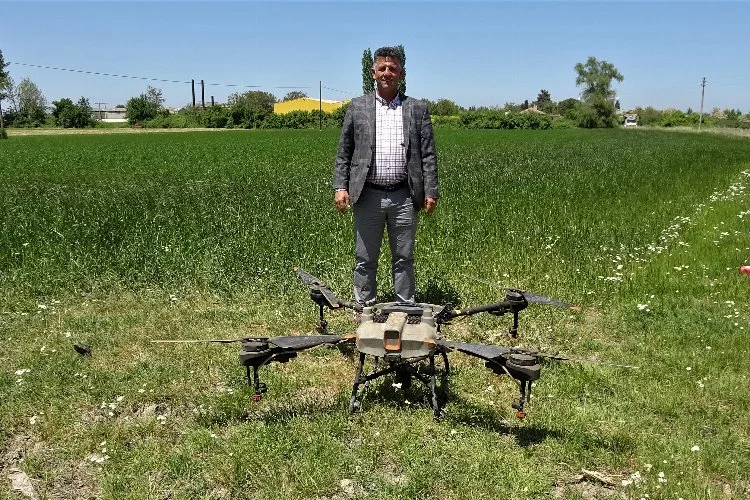 Bursa'da köylüler teknolojiye ayak uydurdu: Drone ile ilaçlıyorlar...