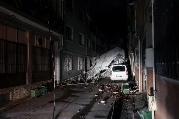 Bursa'da lodosta binanın çatısının uçması güvenlik kamerasında