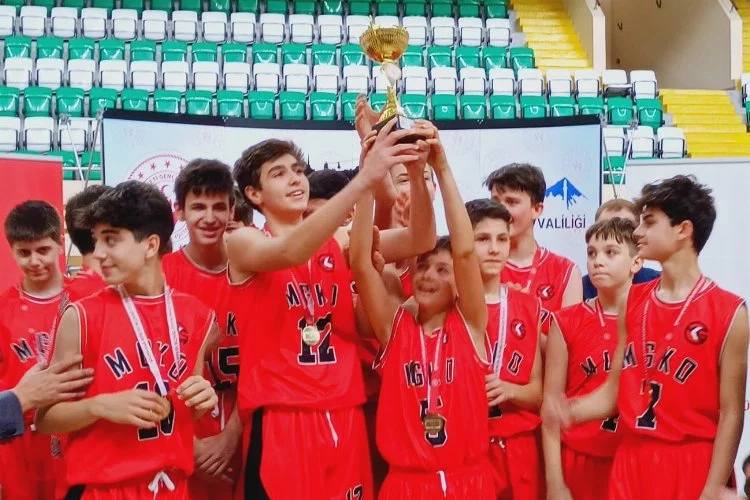 Bursa'da Macide Gazioğlu Kükürtlü Ortaokulu basketbolda il şampiyonu oldu
