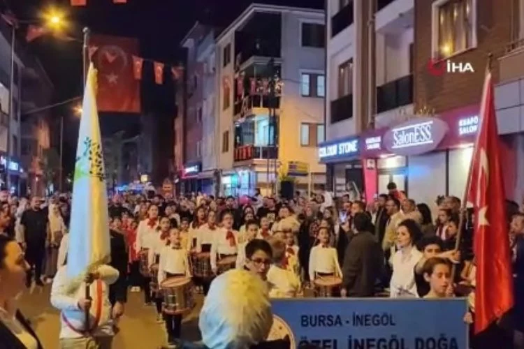 Bursa'da mahalle sakinleri geleneği bozmadı, 23 Nisan coşkuyla kutlandı