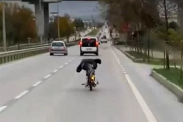 Bursa'da motosikleti yatarak süren sürücü adeta ölümle dans etti!