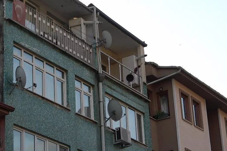 Bursa'da sinir krizi geçiren kadın evindeki eşyaları balkondan sokağa attı