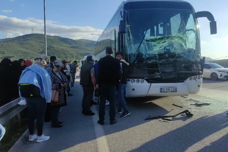Bursa'da onlarca yolcu taşıyan otobüs ile tır çarpıştı!