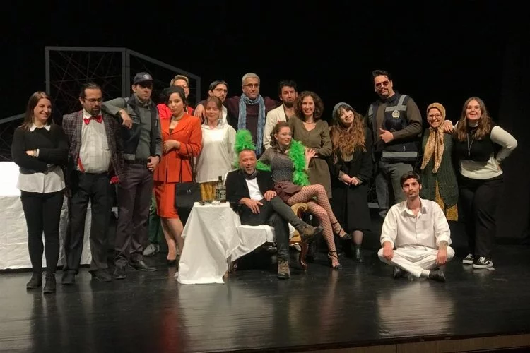 Bursa'da 'Pupa Sanat' depremzedeler için tiyatro sahnesine çıkacak