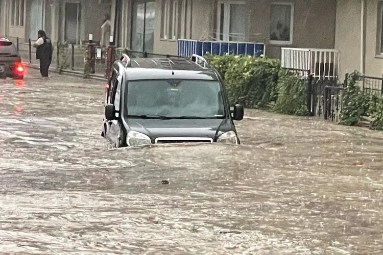 Bursa'da sağanak yağış hayatı felç etti! Yollar göle döndü...