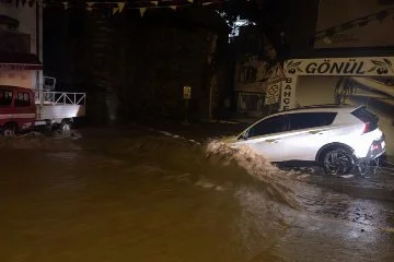 Bursa’da sağanak yağış sele dönüştü! Tirilye'de yollar göle döndü...