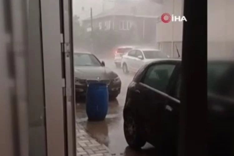 Bursa'da sağanak yağış sonrası pazarı su bastı