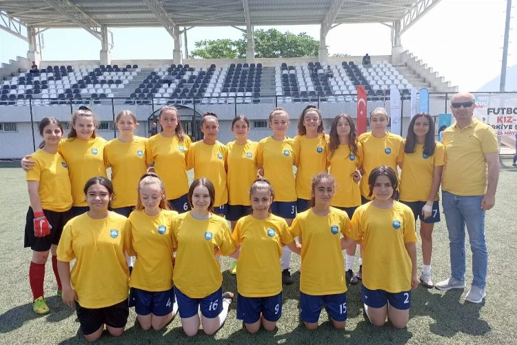 Bursa'da Salih Şeremet Ortaokulu kız futbol takımı, Türkiye şampiyonu!