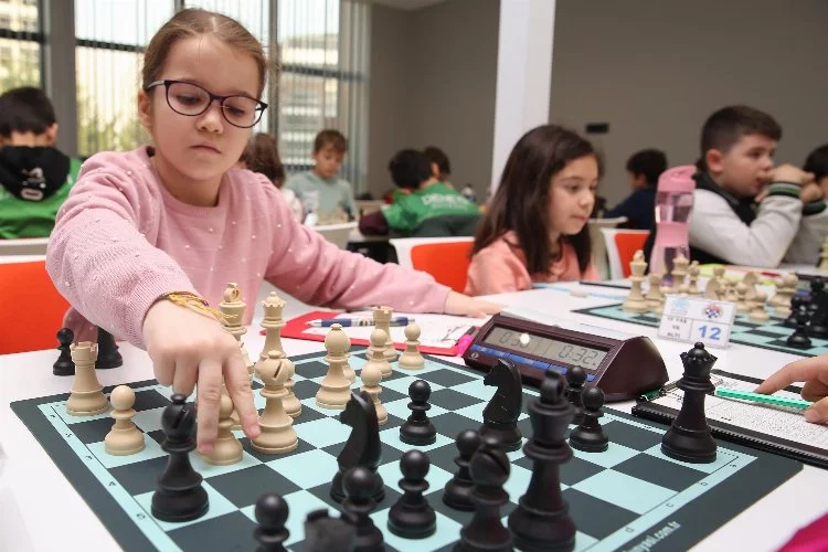 Bursa'da satrançta hamleler şampiyonluk için yapıldı
