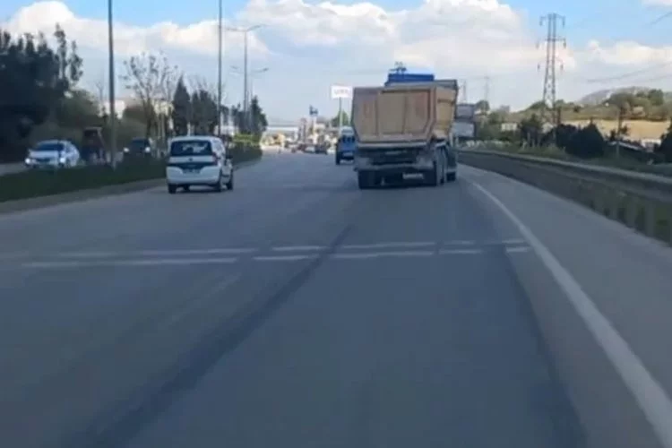 Bursa'da trafiğinde aksı yamuk kamyon şaşkınlığı