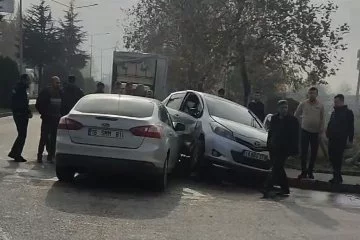 Bursa'da otomobiller çarpıştı!