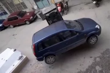 Bursa’da yanlış park edilen aracı forkliftle kaldırdılar!