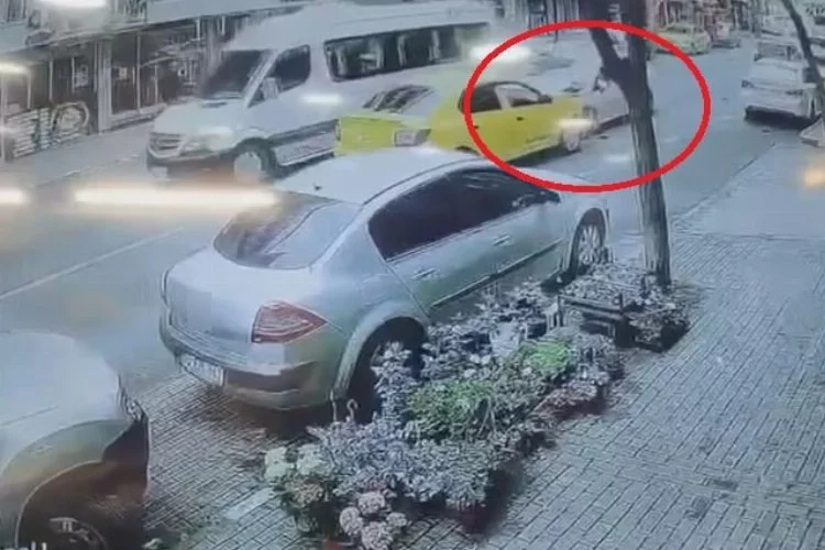 Bursa'da zincirleme kaza kamerada: 4 araç birbirine girdi