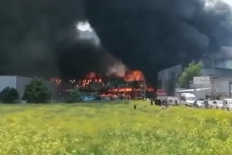 Bursa'daki fabrika yangınında otomobili böyle uzaklaştırdılar