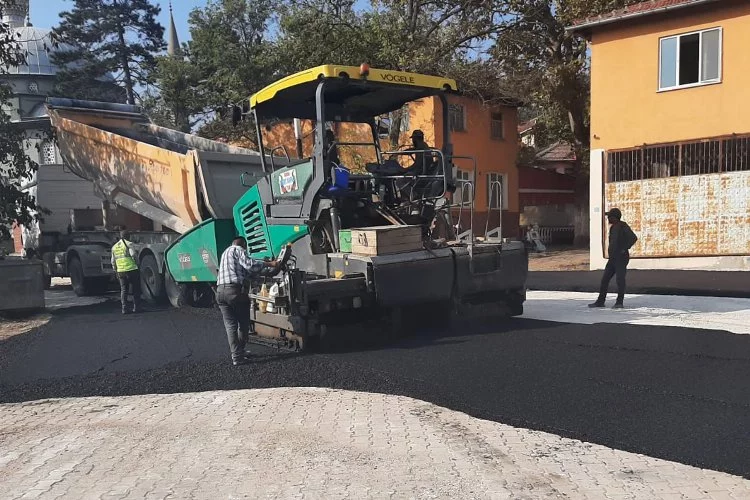 Bursa Gemlik’te asfalt kaplama çalışmaları devam ediyor