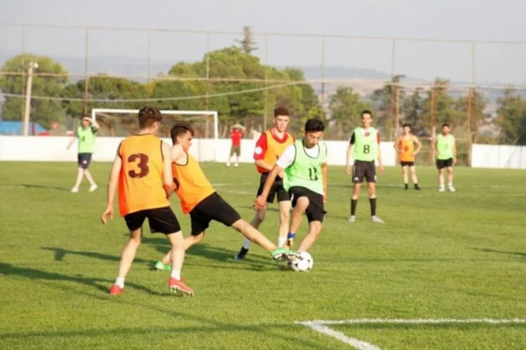 Bursa İnegöl'de gençlerin futbol şöleni başladı