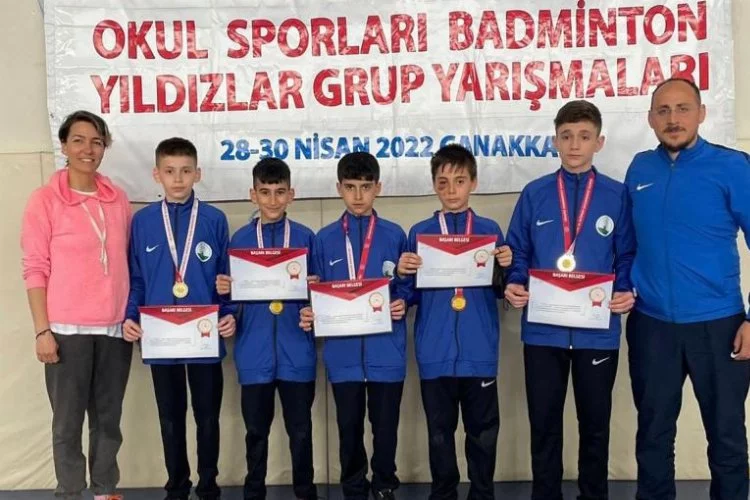 Bursa'lı badmintoncular birincilik kürsüsünde