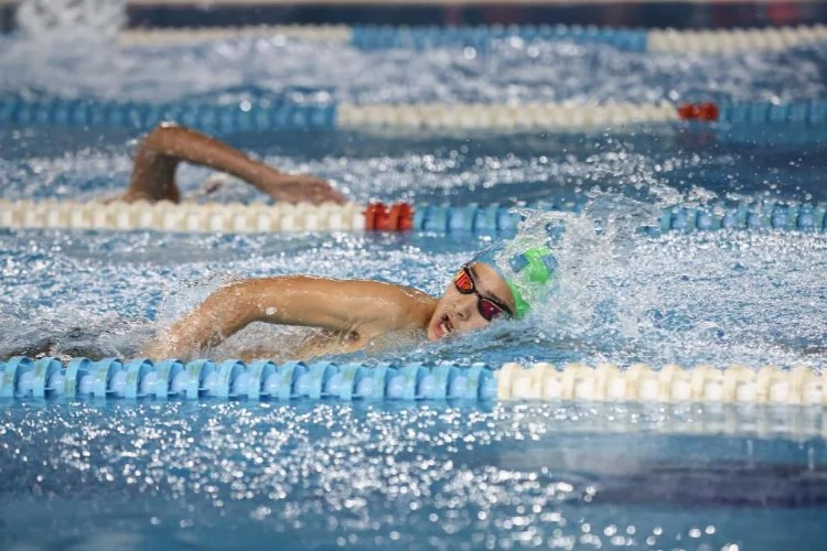 Bursa Nilüfer’de yüzme yarışmasında dereceye girenler ödüllendirildi