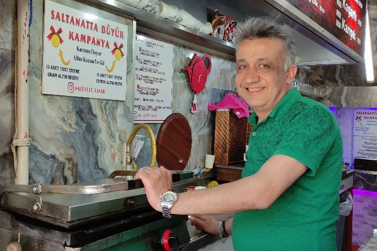 Bursa'nın en ilginç tostçusu: 15 tost yiyenden para almıyor...