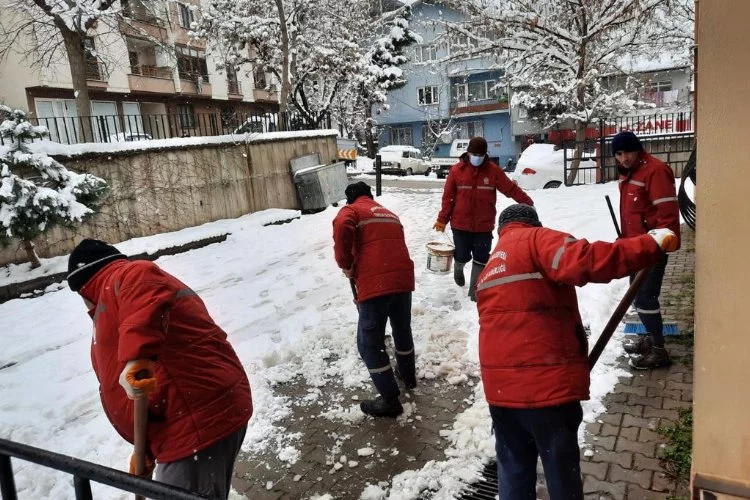 Bursa Orhangazi kar yağışı sonrası buzlanmaya karşı çalışmalar sürüyor