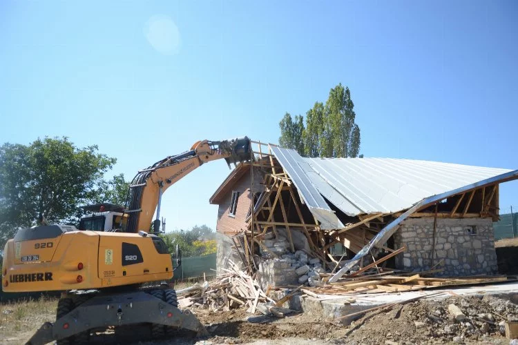 Bursa Uludağ'da kaçak villa inşaatı yerle bir edildi