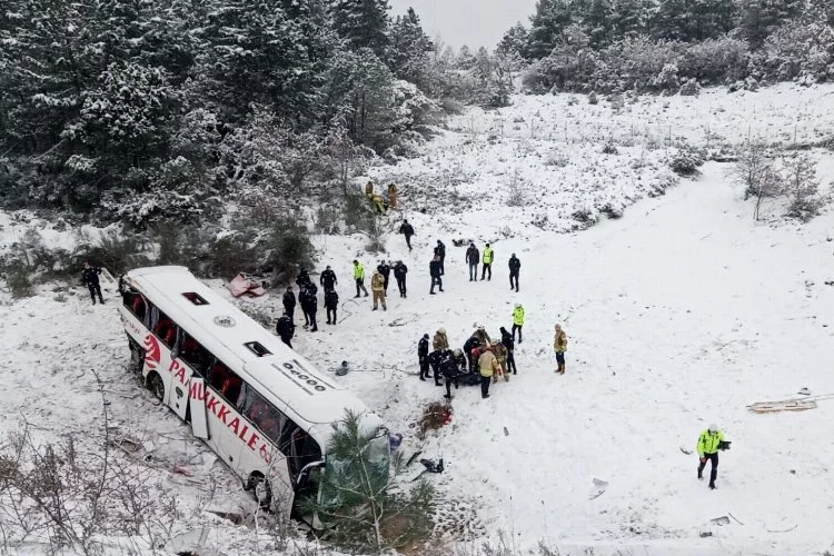 Bursa  yolunda feci kaza: Yolcu otobüsü şarampole yuvarlandı...