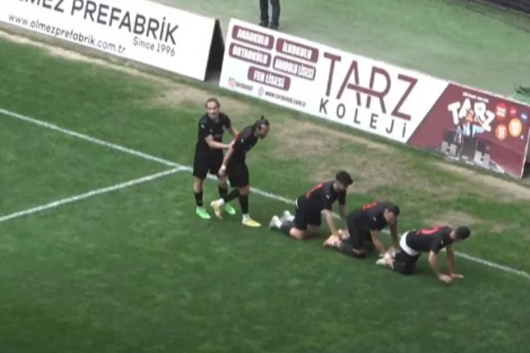 Bursaspor'a gol atan Diyarbekirsporlular timsah yürüyüşü yaptı!