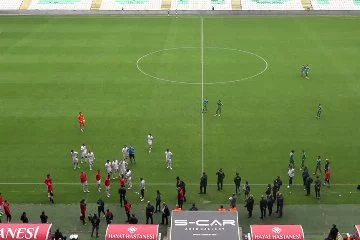 Bursaspor-Vanspor maçında konuk ekip sahadan çekildi!