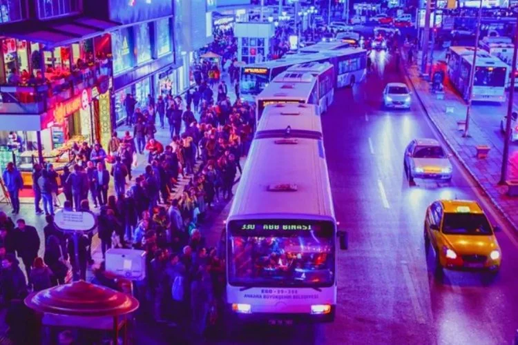 İstanbul'da öğrencilerin otobüs sırası metrelerce uzadı