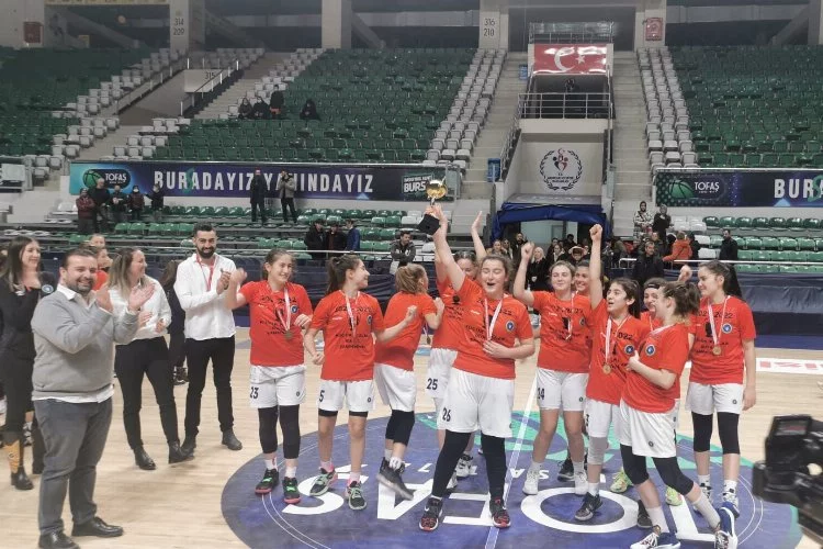 Büyükşehir Belediyespor Küçük Kız Basketbol Takımı yenilgisiz Bursa şampiyonu