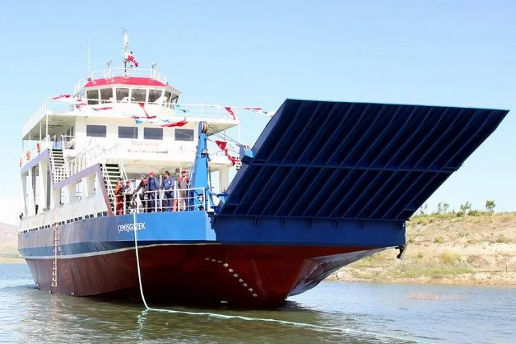 Çemişgezek-Elazığ feribot seferlerine "kuvvetli rüzgar" engel oldu