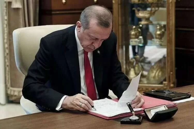 Cumhurbaşkanı Erdoğan imzaladı: Görevden alınanlar ve yeni atamalar Resmi Gazete'de...