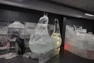 Dev buz kütleleri testere ve ütüyle sanat eserine dönüşüyor